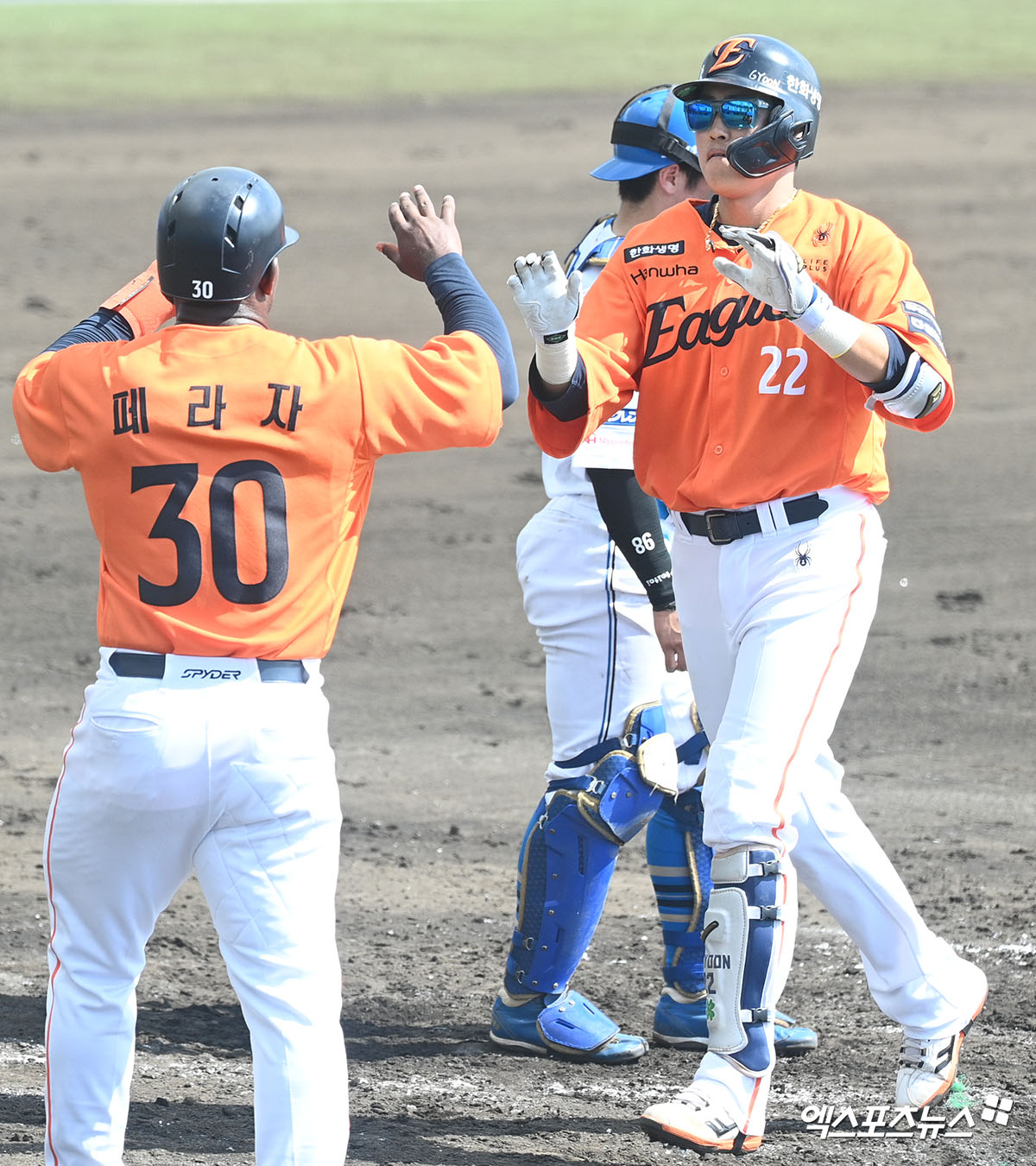 한화 이글스 캡틴 채은성(오른쪽)이 26일 일본 오키나와 나고시영구장에서 열린 일본프로야구(NPB) 닛폰햄 파이터즈 2군과의 연습경기에서 4회초 결승 선제 2점 홈런을 기록, 팀 승리를 이끌었다. 사진 고아라 기자