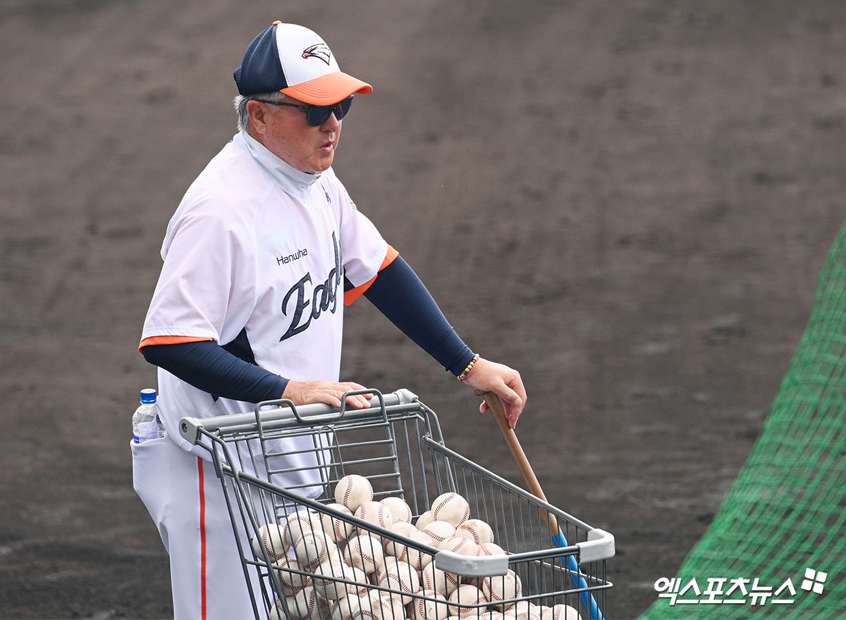 김경문 감독이 이끄는 한화 이글스가 26일 일본 오키나와 나고시영구장에서 열린 일본프로야구(NPB) 닛폰햄 파이터즈 2군과의 연습경기에서 3-1로 승리했다. 사진 고아라 기자