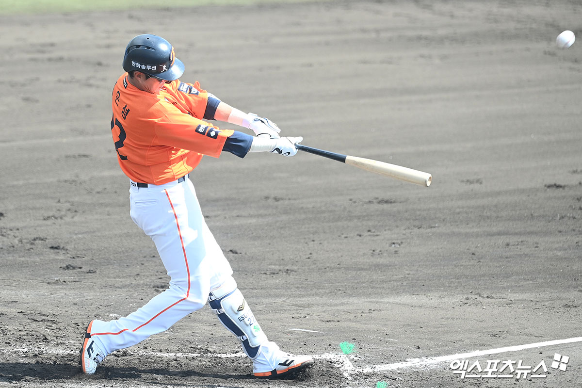 한화 이글스 캡틴 채은성이 26일 일본 오키나와 나고시영구장에서 열린 일본프로야구(NPB) 닛폰햄 파이터즈 2군과의 연습경기에서 4회초 결승 선제 2점 홈런을 기록, 팀 승리를 이끌었다. 사진 고아라 기자