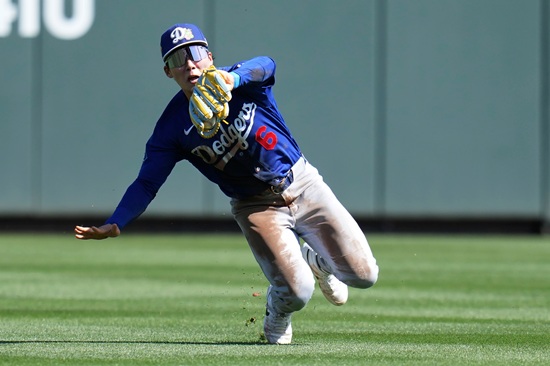 LA 다저스 김혜성이 26일 시범경기에 출전해 2안타 1타점 2도루로 맹활약을 펼쳤다. 김혜성은 이날 중견수로 출전해 두 차례 호수비를 선보이기도 했다. 김혜성은 시범경기 타율 5할에 등극해 개막 로스터 및 주전 2루수 경쟁에서 한 발짝 앞서나가는 분위기다. 김혜성은 오는 28일 일본 오사카로 이동해 WBC 야구대표팀에 합류할 예정이다. 연합뉴스