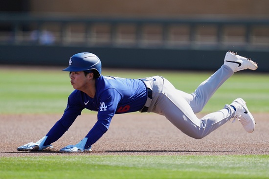 LA 다저스 김혜성이 26일 시범경기에 출전해 2안타 1타점 2도루로 맹활약을 펼쳤다. 김혜성은 이날 중견수로 출전해 두 차례 호수비를 선보이기도 했다. 김혜성은 시범경기 타율 5할에 등극해 개막 로스터 및 주전 2루수 경쟁에서 한 발짝 앞서나가는 분위기다. 김혜성은 오는 28일 일본 오사카로 이동해 WBC 야구대표팀에 합류할 예정이다. 연합뉴스