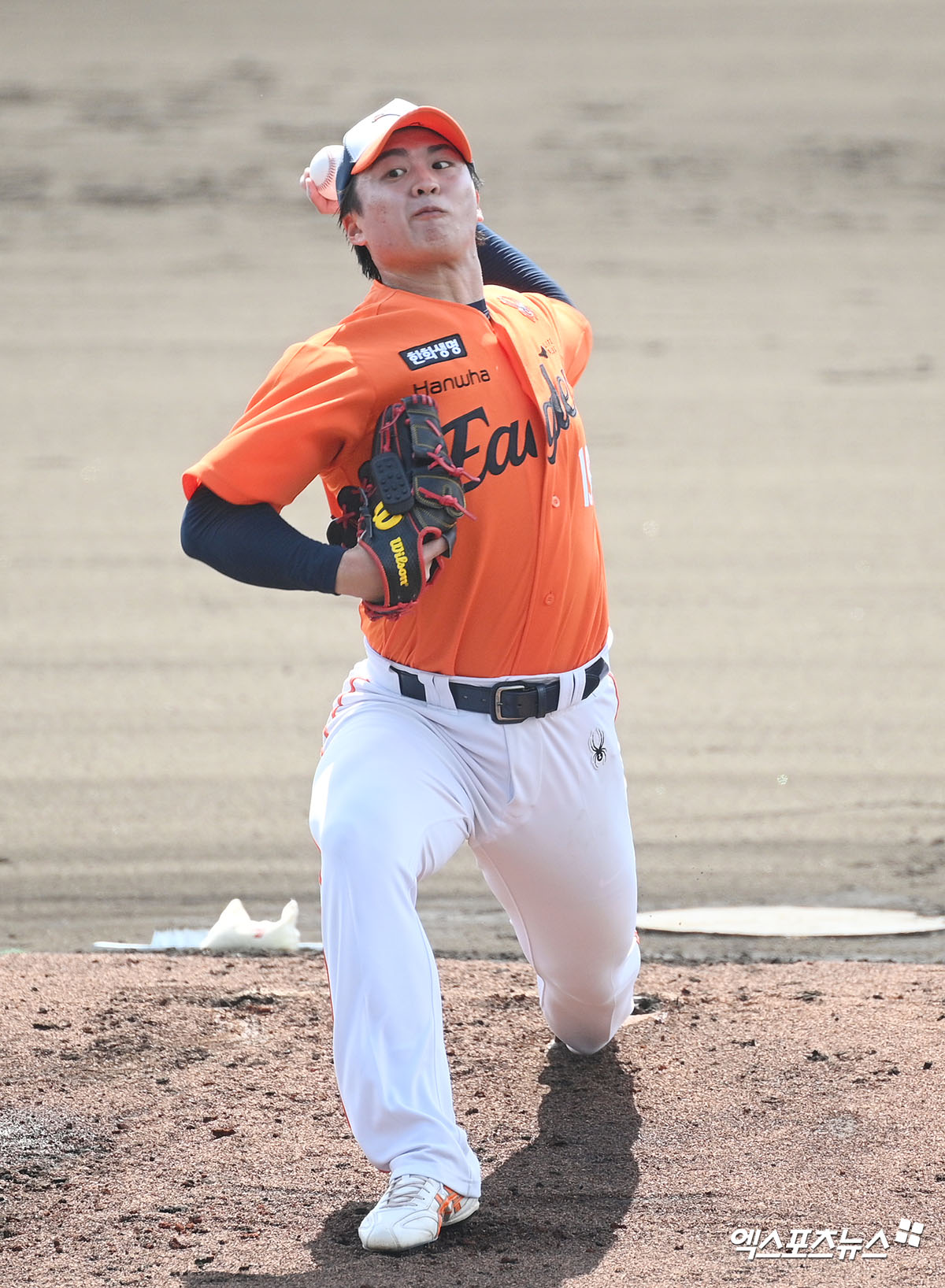 한화 이글스 외국인 투수 왕옌청이 26일 일본 오키나와 나고시영구장에서 열린 일본프로야구(NPB) 닛폰햄 파이터즈 2군과의 연습경기에 선발등판, 3이닝 2피안타 3탈삼진 무실점으로 호투했다. 사진 고아라 기자