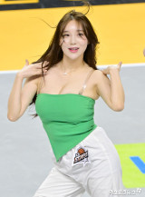 'E컵 치어리더' 김현영, 글래머 몸매 정면 승부…오늘의 섹시 MVP 등극