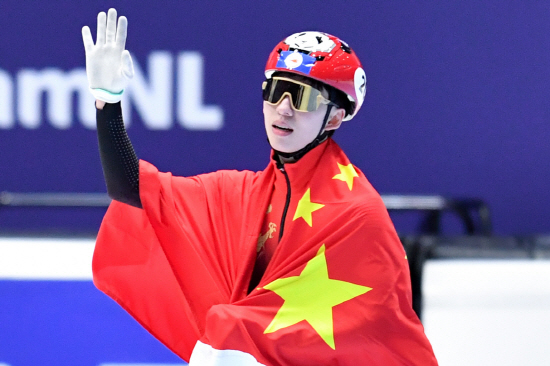 중국 쇼트트랙은 지난 23일 폐막한 2026 밀라노·코르티나 동계올림픽에서 은메달 하나만 따내며 그야말로 참패를 당했다. 1998 나가노 올림픽 이후 28년 만에 '노 골드' 수모를 당하는 등 한 때 한국, 캐나다와 세계 3강을 구축하던 중국 쇼트트랙이 이젠 세계 무대에서 2~3류로 전락하고 말았다. 특히 린샤오쥔 등 귀화 선수들의 부진이 뼈아프다. 중국 쇼트트랙 대표팀엔 이번 대회 2명의 올림픽 금메달리스트 귀화 선수가 포함돼 있었다. 2018 평창 올림픽 남자 1500m 우승자인 린샤오쥔, 그리고 2022 베이징 올림픽 남자 500m 챔피언 류샤오앙이 그들이다. 그러나 린샤오쥔과 류샤오앙 모두 이번 대회에서 단 하나의 메달도 목에 걸지 못했다. 연합뉴스