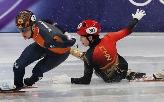 중국 쇼트트랙은 지난 23일 폐막한 2026 밀라노·코르티나 동계올림픽에서 은메달 하나만 따내며 그야말로 참패를 당했다. 1998 나가노 올림픽 이후 28년 만에 '노 골드' 수모를 당하는 등 한 때 한국, 캐나다와 세계 3강을 구축하던 중국 쇼트트랙이 이젠 세계 무대에서 2~3류로 전락하고 말았다. 특히 린샤오쥔 등 귀화 선수들의 부진이 뼈아프다. 중국 쇼트트랙 대표팀엔 이번 대회 2명의 올림픽 금메달리스트 귀화 선수가 포함돼 있었다. 2018 평창 올림픽 남자 1500m 우승자인 린샤오쥔, 그리고 2022 베이징 올림픽 남자 500m 챔피언 류샤오앙이 그들이다. 그러나 린샤오쥔과 류샤오앙 모두 이번 대회에서 단 하나의 메달도 목에 걸지 못했다. 연합뉴스