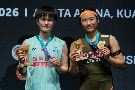 배드민턴 여자단식 세계 2위 왕즈이는 24일 독일에서 열리고 있는 세계배드민턴연맹(BWF) 월드투어 슈퍼 300 독일 오픈 여자단식 16강전에서 세계랭킹 50위 아말리에 슐츠(덴마크)를 약 29분 만에 2-0으로 완파했다. 왕즈이는 일주일 앞으로 다가온 전영 오픈(슈퍼 1000) 리허설 성격으로 이번 독일 오픈에 나섰다. 대회 1번 시드를 받고 있어 우승이 유력하다. 안세영은 지난해 전영 오픈 직전 열린 프랑스 오를레앙 마스터스를 우승하며 기세를 전영 오픈으로 이어가고 우승했으나 올해는 리허설 대회에 나서지 않는다. 연합뉴스