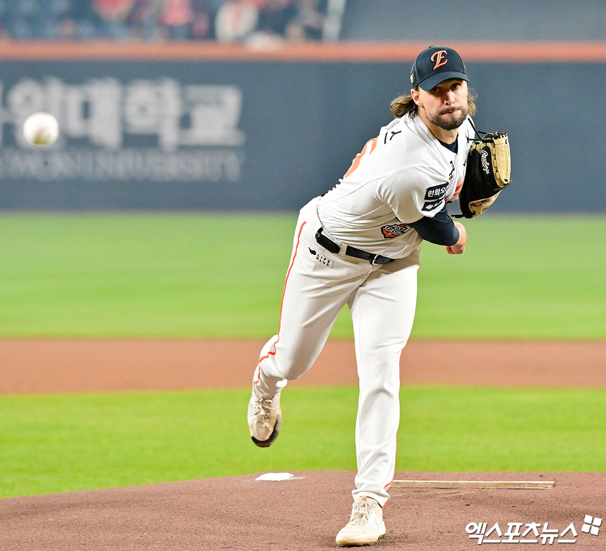 지난해 한화 이글스에서 활약한 휴스턴 애스트로스 우완투수 라이언 와이스가 미국 메이저리그(MLB) 시범경기 첫 등판에서 합격점을 받았다. 27일(한국시간) 미국 플로리다주 웨스트팜비치의 캑타이파크 오브 더 팜 비치에서 열린 뉴욕 메츠와의 시범경기에 구원 등판해 2⅓이닝 1피안타 2볼넷 무실점을 기록했다. 엑스포츠뉴스 DB