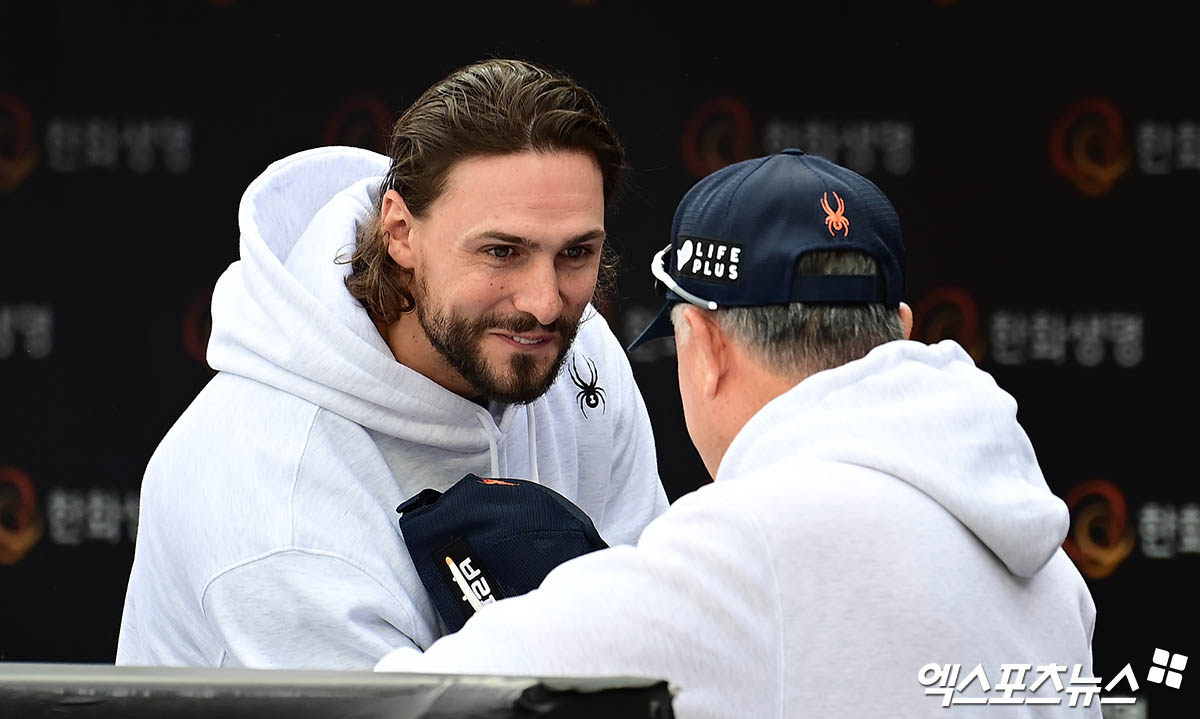 지난해 한화 이글스에서 활약한 휴스턴 애스트로스 우완투수 라이언 와이스가 미국 메이저리그(MLB) 시범경기 첫 등판에서 합격점을 받았다. 27일(한국시간) 미국 플로리다주 웨스트팜비치의 캑타이파크 오브 더 팜 비치에서 열린 뉴욕 메츠와의 시범경기에 구원 등판해 2⅓이닝 1피안타 2볼넷 무실점을 기록했다. 엑스포츠뉴스 DB