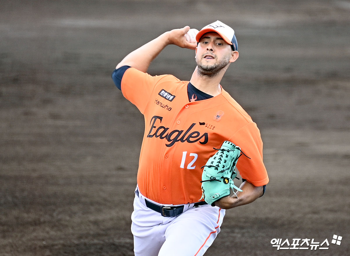 지난 22일 오후 일본 오키나와 니시자키 구장에서 열린 한화 이글스와 지바 롯데 마린스와의 연습경기, 1회말 한화 선발투수 에르난데스가 공을 힘차게 던지고 있다. 엑스포츠뉴스 DB