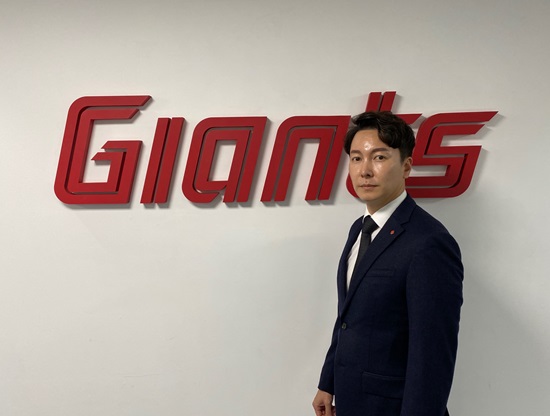 롯데는 27일 '선수들의 개인 일탈에 의해 발생한 사안이지만, 구단도 전지훈련지에서 발생한 불미스러운 일에 대한 책임을 통감하고 있다. 이에 따라 대표이사(이강훈), 단장(박준혁)에게 중징계 조치와 함께 담당 프런트 매니저들에게도 징계 처분을 내렸다'고 발표했다. 박 단장은 전훈지인 일본 미야자키에서 취재진을 만난 뒤 'KBO의 징계가 나온 후 선수단 징계 수위에 대해 계속 고민했다'며 이어 '다른 사례들도 보고 했는데, 생각보다 선수 징계가 중했다고 생각했다. 예전부터 엄벌을 강조했지만, 이번 사례를 봤을 때 KBO 징계 수준도 가볍지 않다고 생각했다'고 했다. 롯데 자이언츠