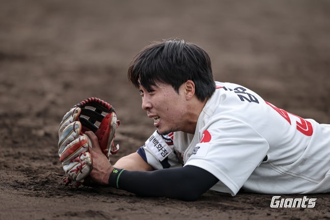 롯데는 27일 '선수들의 개인 일탈에 의해 발생한 사안이지만, 구단도 전지훈련지에서 발생한 불미스러운 일에 대한 책임을 통감하고 있다. 이에 따라 대표이사(이강훈), 단장(박준혁)에게 중징계 조치와 함께 담당 프런트 매니저들에게도 징계 처분을 내렸다'고 발표했다. 박 단장은 전훈지인 일본 미야자키에서 취재진을 만난 뒤 'KBO의 징계가 나온 후 선수단 징계 수위에 대해 계속 고민했다'며 이어 '다른 사례들도 보고 했는데, 생각보다 선수 징계가 중했다고 생각했다. 예전부터 엄벌을 강조했지만, 이번 사례를 봤을 때 KBO 징계 수준도 가볍지 않다고 생각했다'고 했다. 롯데 자이언츠