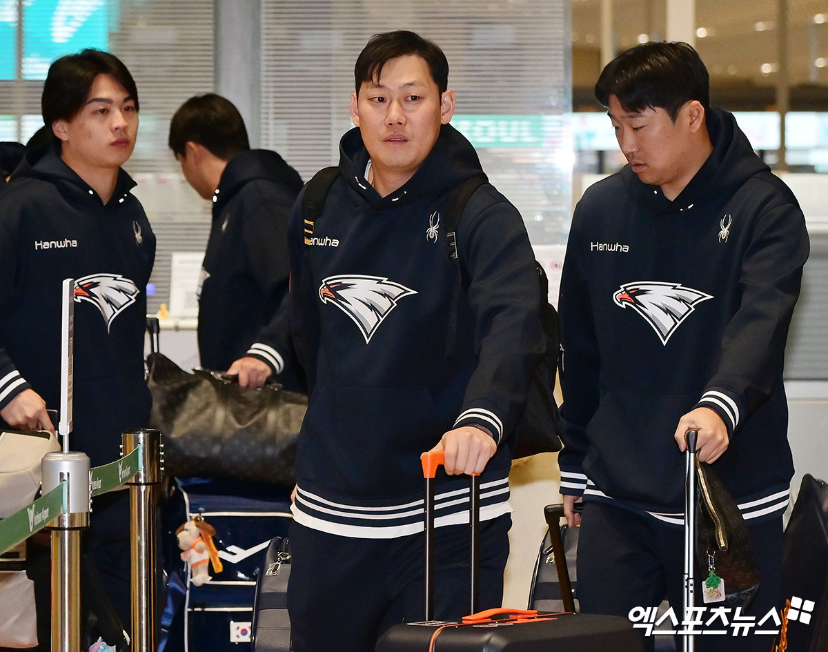 2026시즌 스프링캠프 훈련에 나서는 한화 이글스 선수단이 지난달 23일 오전 인천국제공항을 통해 호주 멜버른으로 출국했다.  출국장으로 향하는 한화 하주석.