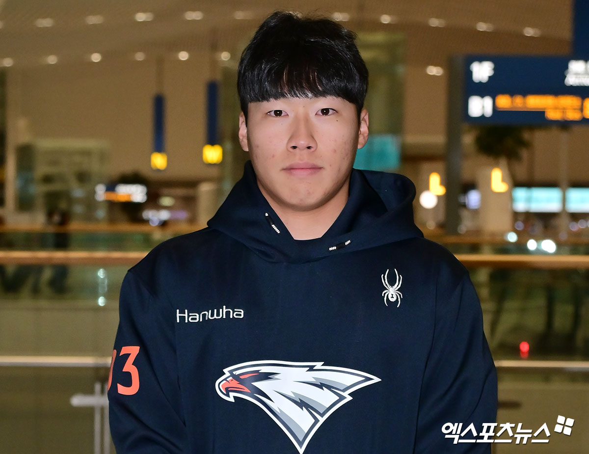 2026시즌 스프링캠프 훈련에 나서는 한화 이글스 선수단이 지난달 23일 오전 인천국제공항을 통해 호주 멜버른으로 출국했다.  출국 전 포즈취하는 한화 최유빈. 엑스포츠뉴스 DB