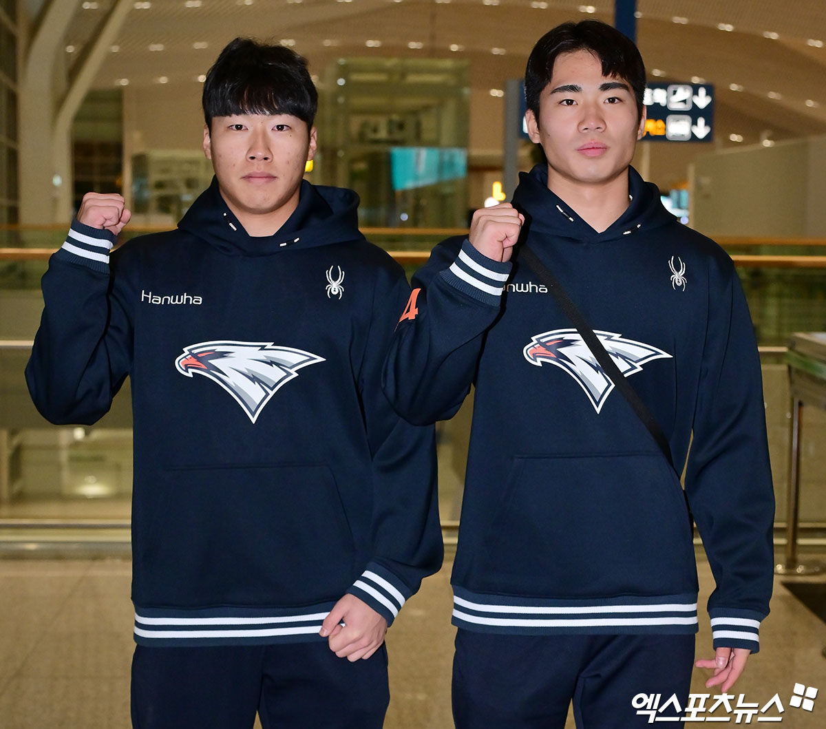  2026시즌 스프링캠프 훈련에 나서는 한화 이글스 선수단이 지난달 23일 오전 인천국제공항을 통해 호주 멜버른으로 출국했다.  출국 전 포즈취하는 한화 최유빈 오재원. 엑스포츠뉴스 DB