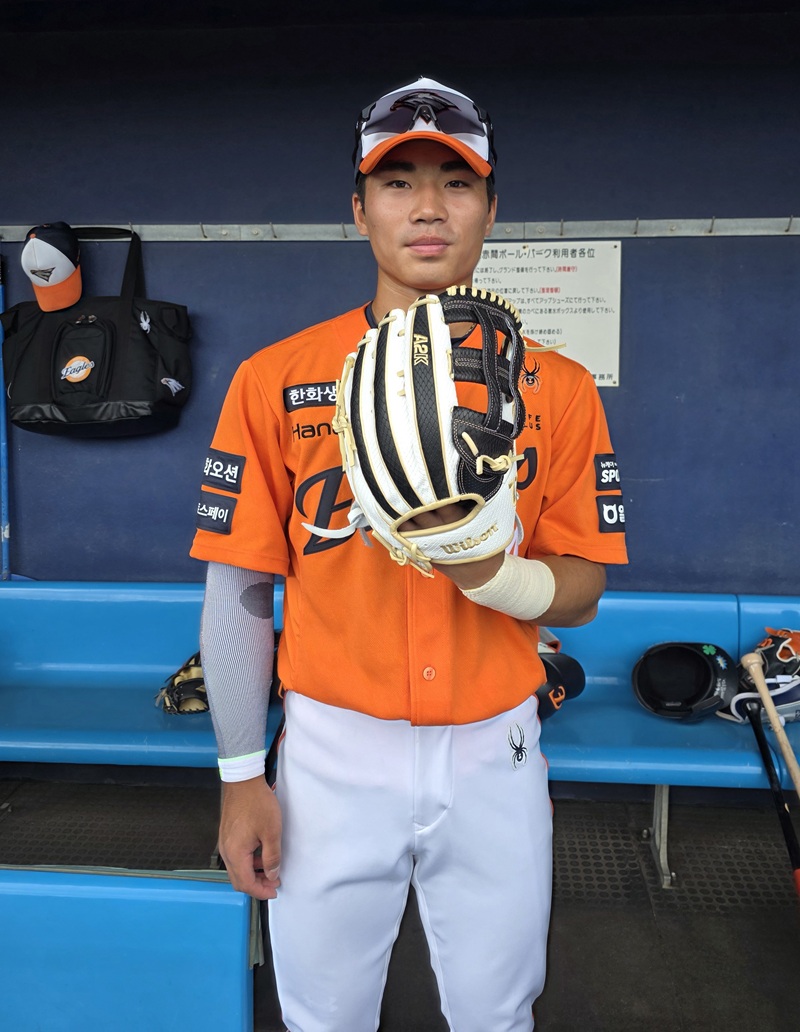 한화 이글스 루키 외야수 오재원이 최근 일본 오키나와 스프링캠프 기간 대선배 박해민에게 선물 받은 글러브를 들고 있는 모습. 사진 한화 이글스