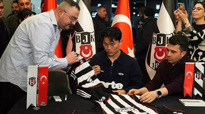 대한민국 국가대표 공격수 오현규 덕에 튀르키예 명문 구단 베식타시가 막대한 유니폼 수익을 벌었다. 튀르키예 매체 파나틱은 27일(한국시간) 오현규가 투프라쉬 스타디움에서 열린 사인회에서 팬들과 만났다고 전했다. 매체에 따르면 오현규는 베식타시 튀프라쉬 스타디움에서 열린 사인회에서 유니폼 1만 장을 판매했으며 2시간 50분 동안 쉴 새 없이 팬들에게 사인을 해주면서 베식타시 구단에 유니폼 수익 5000만 리라(약 16억원)를 안겨줬다. 파나틱