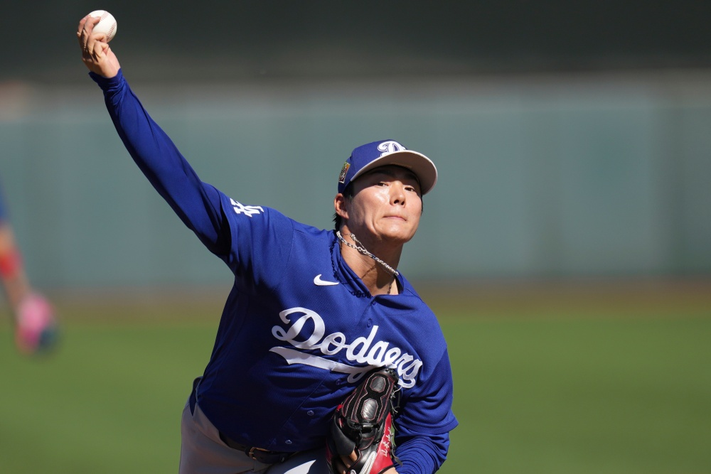 LA 다자스 우완투수 야마모토 요시노부가 28일(한국시간) 미국 애리조나주 스코츠데일의 스코츠데일 스타디움에서 열린 2026 미국 메이저리그(MLB) 샌프란시스코 자이언츠와의 시범경기에 선발 등판해 3이닝 5피안타(1피홈런) 4탈삼진 2실점을 기록했다. AP 연합뉴스