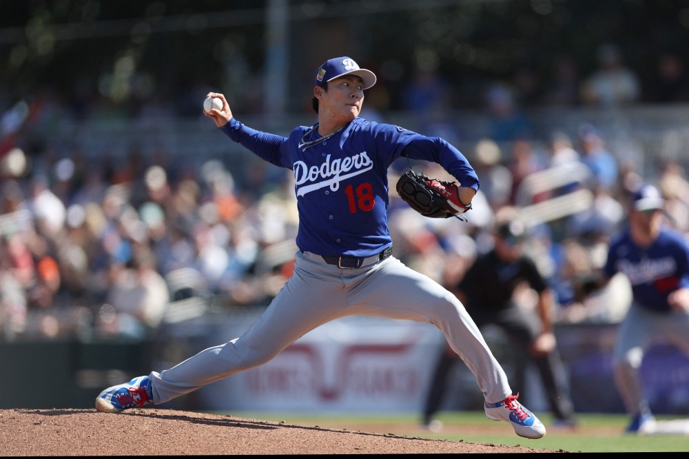 LA 다자스 우완투수 야마모토 요시노부가 28일(한국시간) 미국 애리조나주 스코츠데일의 스코츠데일 스타디움에서 열린 2026 미국 메이저리그(MLB) 샌프란시스코 자이언츠와의 시범경기에 선발 등판해 3이닝 5피안타(1피홈런) 4탈삼진 2실점을 기록했다. AFP 연합뉴스