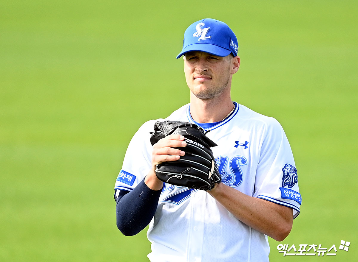 우승후보 삼성 라이온즈에 날벼락 같은 소식이 떨어졌다. 외국인 투수 맷 매닝 교체가 불가피하다. 올해 삼성의 1선발 역할을 맡을 것으로 기대를 모았던 매닝은 지난 24일 일본 오키나와 아카마 구장에서 열린 한화 이글스와의 연습경기에서 ⅔이닝 3피안타 3볼넷 1사구 4실점을 기록한 채 마운드를 내려왔다. 그는 스프링캠프 첫 실전 등판 이후 팔꿈치 통증을 호소했다. 결국 26일 정밀 검진을 위해 한국행 비행기에 올랐다. 검진 결과 팔꿈치 인대 쪽 큰 손상이 발견됐고, 수술이 불가피한 상황이다. 박진만 삼성 감독은 28일 '매닝은 수술을 해야하는 쪽으로 결과가 나왔다. 그래서 지금 (이종열) 단장님이 급하게 한국으로 들어갔고, 대체 외국인을 알아보려고 움직이는 상황'이라고 설명했다. 엑스포츠뉴스DB