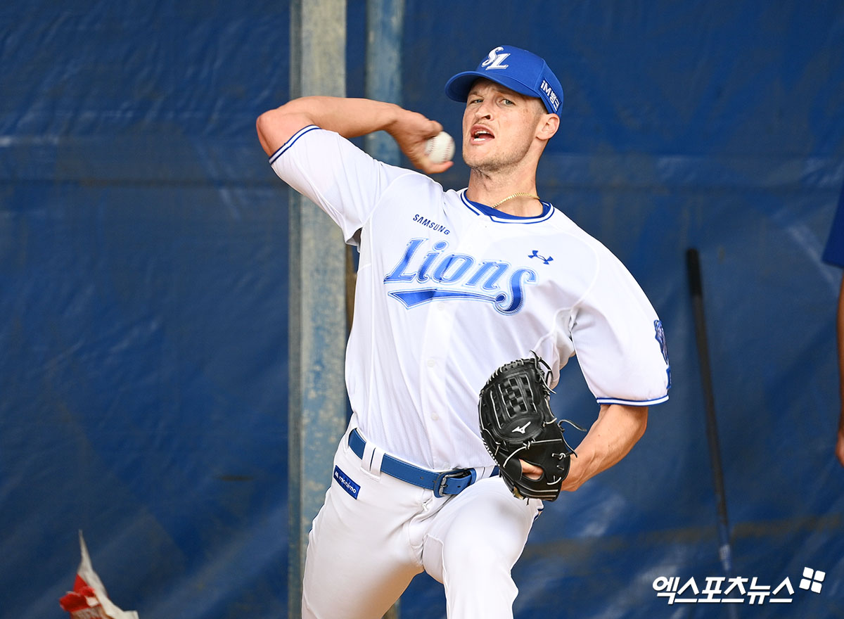 우승후보 삼성 라이온즈에 날벼락 같은 소식이 떨어졌다. 외국인 투수 맷 매닝 교체가 불가피하다. 올해 삼성의 1선발 역할을 맡을 것으로 기대를 모았던 매닝은 지난 24일 일본 오키나와 아카마 구장에서 열린 한화 이글스와의 연습경기에서 ⅔이닝 3피안타 3볼넷 1사구 4실점을 기록한 채 마운드를 내려왔다. 그는 스프링캠프 첫 실전 등판 이후 팔꿈치 통증을 호소했다. 결국 26일 정밀 검진을 위해 한국행 비행기에 올랐다. 검진 결과 팔꿈치 인대 쪽 큰 손상이 발견됐고, 수술이 불가피한 상황이다. 박진만 삼성 감독은 28일 '매닝은 수술을 해야하는 쪽으로 결과가 나왔다. 그래서 지금 (이종열) 단장님이 급하게 한국으로 들어갔고, 대체 외국인을 알아보려고 움직이는 상황'이라고 설명했다. 엑스포츠뉴스DB