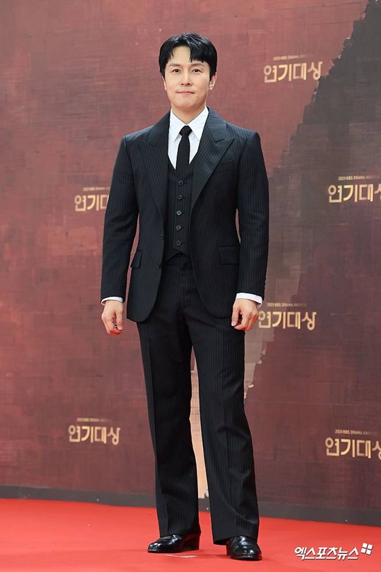 가수 겸 배우 김동완