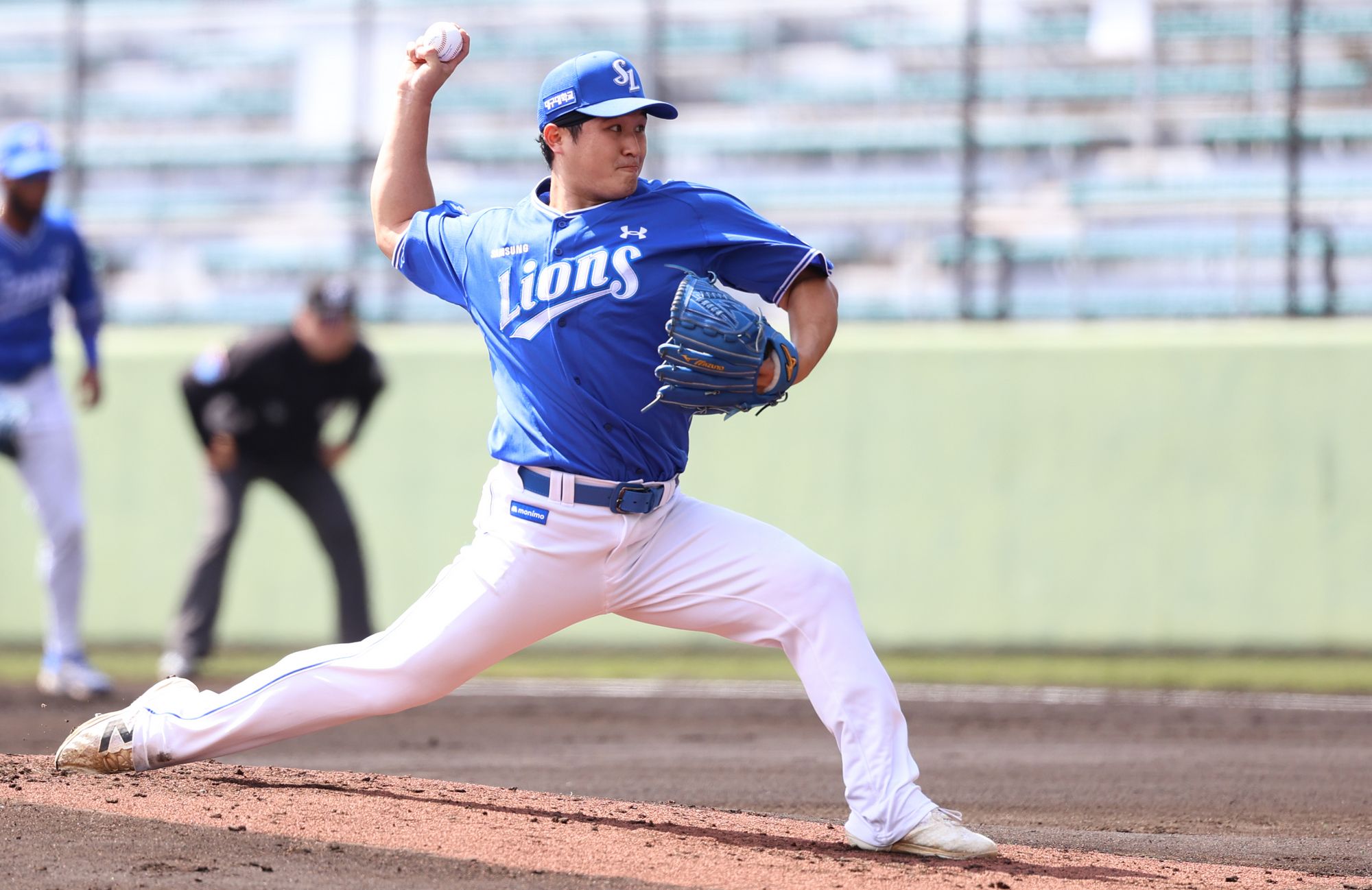 삼성은 28일 일본 오키나와 셀룰러 스타디움에서 열린 일본프로야구(NPB) 요미우리 자이언츠와 연습경기에서 2-4로 패했다. 이날 연습경기는 11회까지 진행됐다. 9회말까지 정상적으로 경기를 치른 뒤, 10회와 11회엔 삼성만 공격을 소화했다. 전날(27일) 같은 구장에서 한화 이글스와의 연습경기가 우천으로 취소됨에 따라, 실전을 소화하지 못한 요미우리 투수들이 등판하기 위한 임시방편이었다. 삼성은 선발 최원태의 3이닝 무실점 호투와 4회초 김성윤이 빠른 발로 만든 선취점으로 중반까지 앞서나갔다. 그러나 이후 등판한 요미우리 불펜진을 상대로 추가점을 뽑지 못했고, 5회말 역전을 허용하며 리드를 내줬다. 삼성은 집중력 있는 수비로 상대 작전을 막아내며 추가 실점을 최대한 억제했지만, 타선에서 좀처럼 추격점이 나오지 않았다. 정규이닝이 끝난 10회초가 돼서야 삼성은 상대 실책을 틈타 추격에 나섰다. 삼성 라이온즈