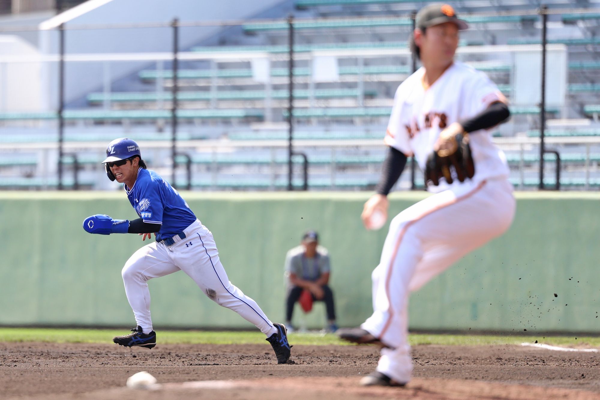 삼성은 28일 일본 오키나와 셀룰러 스타디움에서 열린 일본프로야구(NPB) 요미우리 자이언츠와 연습경기에서 2-4로 패했다. 이날 연습경기는 11회까지 진행됐다. 9회말까지 정상적으로 경기를 치른 뒤, 10회와 11회엔 삼성만 공격을 소화했다. 전날(27일) 같은 구장에서 한화 이글스와의 연습경기가 우천으로 취소됨에 따라, 실전을 소화하지 못한 요미우리 투수들이 등판하기 위한 임시방편이었다. 삼성은 선발 최원태의 3이닝 무실점 호투와 4회초 김성윤이 빠른 발로 만든 선취점으로 중반까지 앞서나갔다. 그러나 이후 등판한 요미우리 불펜진을 상대로 추가점을 뽑지 못했고, 5회말 역전을 허용하며 리드를 내줬다. 삼성은 집중력 있는 수비로 상대 작전을 막아내며 추가 실점을 최대한 억제했지만, 타선에서 좀처럼 추격점이 나오지 않았다. 정규이닝이 끝난 10회초가 돼서야 삼성은 상대 실책을 틈타 추격에 나섰다. 삼성 라이온즈