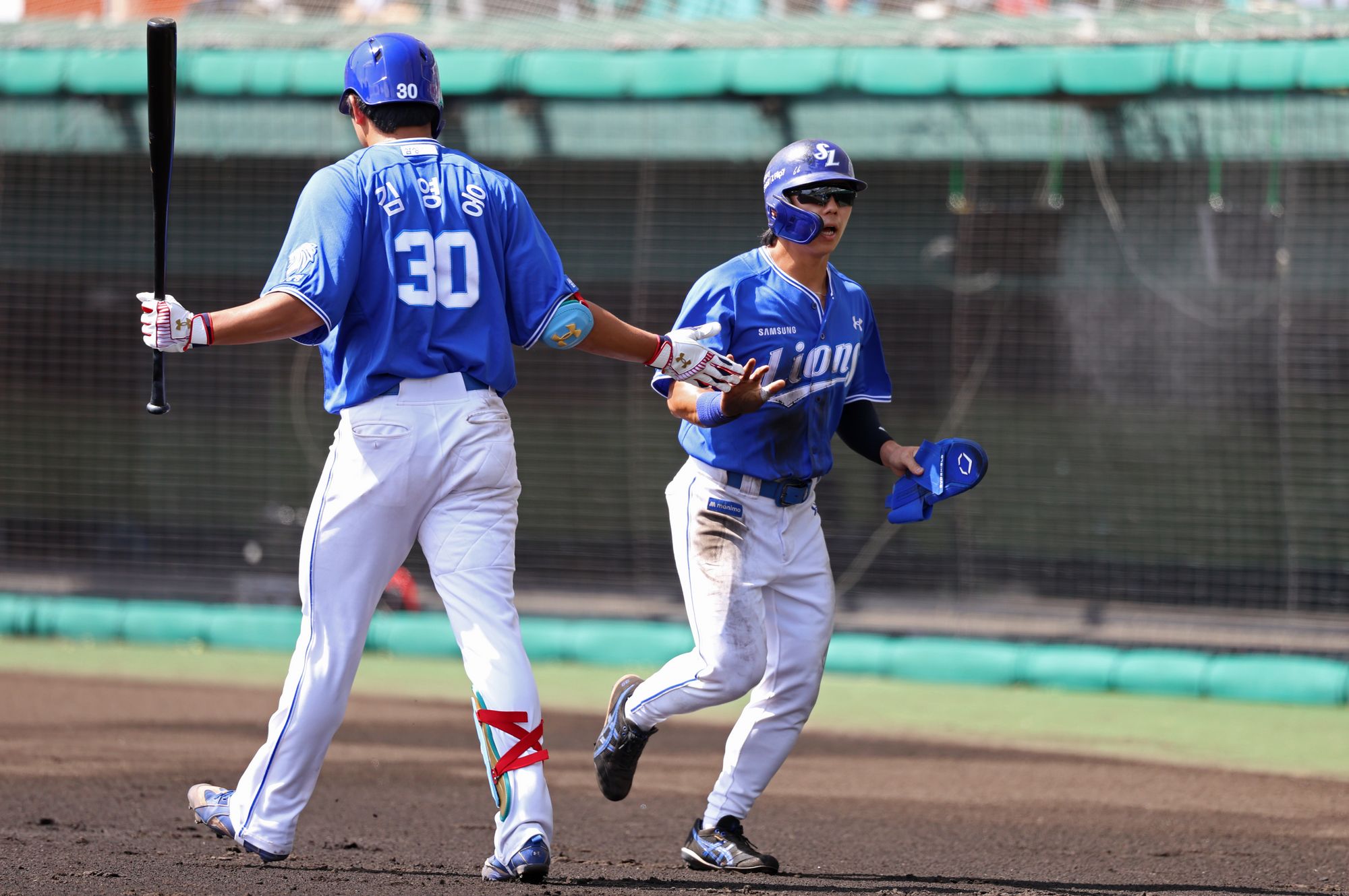 삼성은 28일 일본 오키나와 셀룰러 스타디움에서 열린 일본프로야구(NPB) 요미우리 자이언츠와 연습경기에서 2-4로 패했다. 이날 연습경기는 11회까지 진행됐다. 9회말까지 정상적으로 경기를 치른 뒤, 10회와 11회엔 삼성만 공격을 소화했다. 전날(27일) 같은 구장에서 한화 이글스와의 연습경기가 우천으로 취소됨에 따라, 실전을 소화하지 못한 요미우리 투수들이 등판하기 위한 임시방편이었다. 삼성은 선발 최원태의 3이닝 무실점 호투와 4회초 김성윤이 빠른 발로 만든 선취점으로 중반까지 앞서나갔다. 그러나 이후 등판한 요미우리 불펜진을 상대로 추가점을 뽑지 못했고, 5회말 역전을 허용하며 리드를 내줬다. 삼성은 집중력 있는 수비로 상대 작전을 막아내며 추가 실점을 최대한 억제했지만, 타선에서 좀처럼 추격점이 나오지 않았다. 정규이닝이 끝난 10회초가 돼서야 삼성은 상대 실책을 틈타 추격에 나섰다. 삼성 라이온즈
