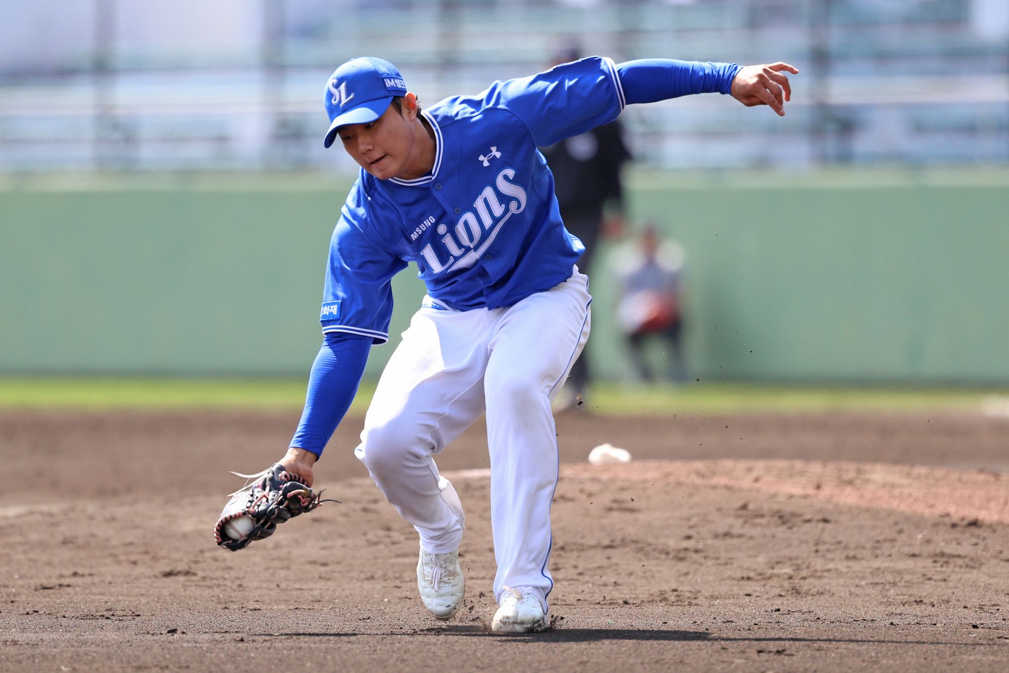 삼성은 28일 일본 오키나와 셀룰러 스타디움에서 열린 일본프로야구(NPB) 요미우리 자이언츠와 연습경기에서 2-4로 패했다. 이날 연습경기는 11회까지 진행됐다. 9회말까지 정상적으로 경기를 치른 뒤, 10회와 11회엔 삼성만 공격을 소화했다. 전날(27일) 같은 구장에서 한화 이글스와의 연습경기가 우천으로 취소됨에 따라, 실전을 소화하지 못한 요미우리 투수들이 등판하기 위한 임시방편이었다. 삼성은 선발 최원태의 3이닝 무실점 호투와 4회초 김성윤이 빠른 발로 만든 선취점으로 중반까지 앞서나갔다. 그러나 이후 등판한 요미우리 불펜진을 상대로 추가점을 뽑지 못했고, 5회말 역전을 허용하며 리드를 내줬다. 삼성은 집중력 있는 수비로 상대 작전을 막아내며 추가 실점을 최대한 억제했지만, 타선에서 좀처럼 추격점이 나오지 않았다. 정규이닝이 끝난 10회초가 돼서야 삼성은 상대 실책을 틈타 추격에 나섰다. 삼성 라이온즈