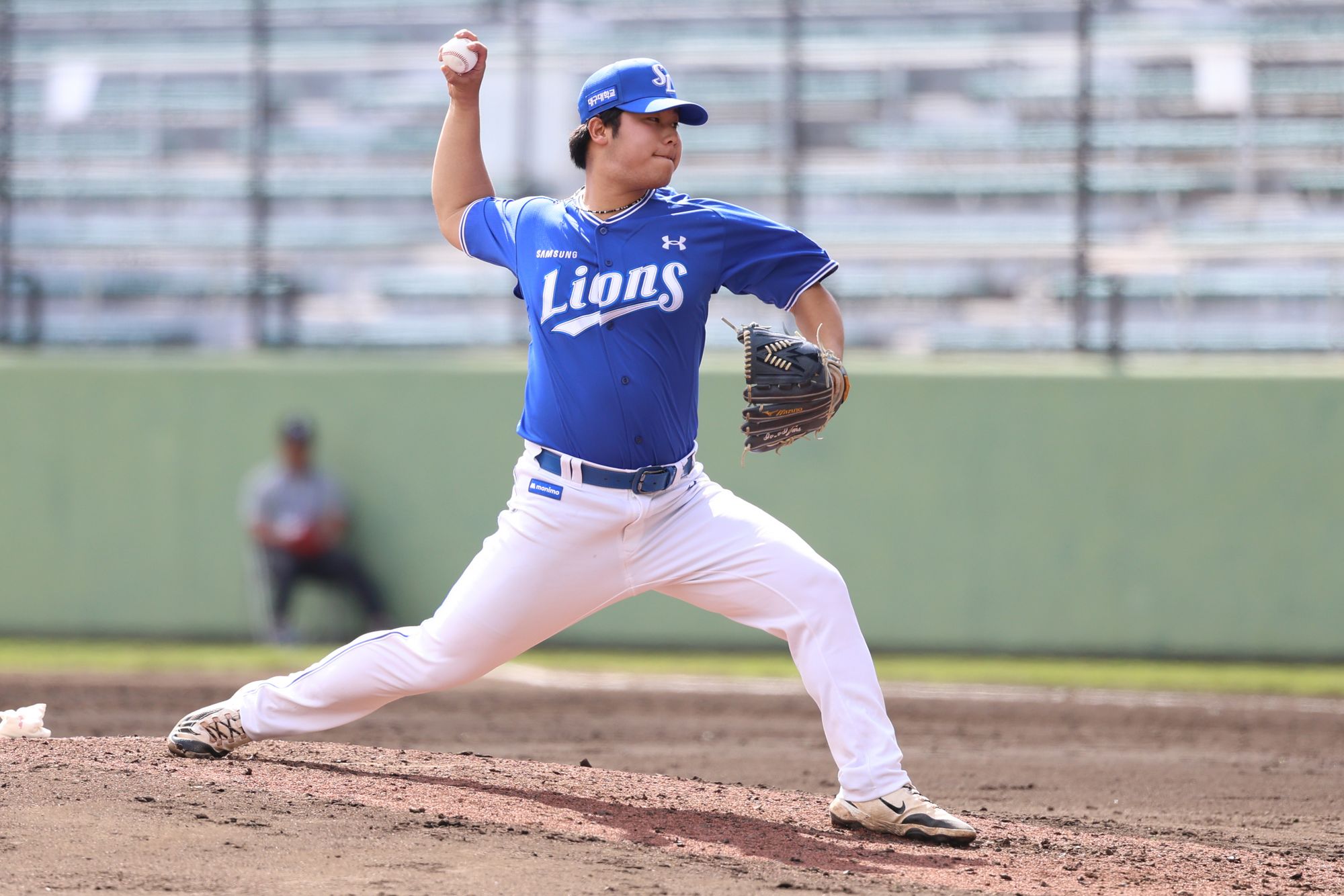 삼성은 28일 일본 오키나와 셀룰러 스타디움에서 열린 일본프로야구(NPB) 요미우리 자이언츠와 연습경기에서 2-4로 패했다. 이날 연습경기는 11회까지 진행됐다. 9회말까지 정상적으로 경기를 치른 뒤, 10회와 11회엔 삼성만 공격을 소화했다. 전날(27일) 같은 구장에서 한화 이글스와의 연습경기가 우천으로 취소됨에 따라, 실전을 소화하지 못한 요미우리 투수들이 등판하기 위한 임시방편이었다. 삼성은 선발 최원태의 3이닝 무실점 호투와 4회초 김성윤이 빠른 발로 만든 선취점으로 중반까지 앞서나갔다. 그러나 이후 등판한 요미우리 불펜진을 상대로 추가점을 뽑지 못했고, 5회말 역전을 허용하며 리드를 내줬다. 삼성은 집중력 있는 수비로 상대 작전을 막아내며 추가 실점을 최대한 억제했지만, 타선에서 좀처럼 추격점이 나오지 않았다. 정규이닝이 끝난 10회초가 돼서야 삼성은 상대 실책을 틈타 추격에 나섰다. 삼성 라이온즈