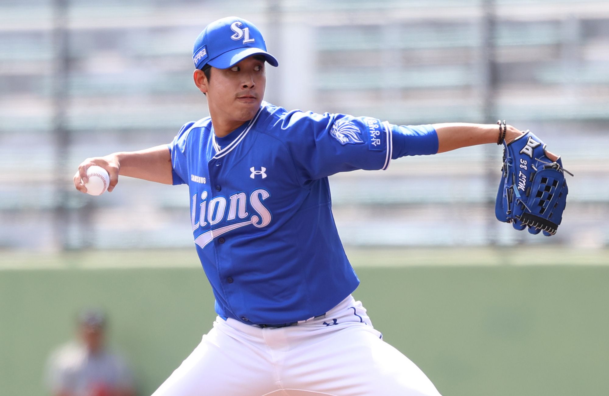 삼성은 28일 일본 오키나와 셀룰러 스타디움에서 열린 일본프로야구(NPB) 요미우리 자이언츠와 연습경기에서 2-4로 패했다. 이날 연습경기는 11회까지 진행됐다. 9회말까지 정상적으로 경기를 치른 뒤, 10회와 11회엔 삼성만 공격을 소화했다. 전날(27일) 같은 구장에서 한화 이글스와의 연습경기가 우천으로 취소됨에 따라, 실전을 소화하지 못한 요미우리 투수들이 등판하기 위한 임시방편이었다. 삼성은 선발 최원태의 3이닝 무실점 호투와 4회초 김성윤이 빠른 발로 만든 선취점으로 중반까지 앞서나갔다. 그러나 이후 등판한 요미우리 불펜진을 상대로 추가점을 뽑지 못했고, 5회말 역전을 허용하며 리드를 내줬다. 삼성은 집중력 있는 수비로 상대 작전을 막아내며 추가 실점을 최대한 억제했지만, 타선에서 좀처럼 추격점이 나오지 않았다. 정규이닝이 끝난 10회초가 돼서야 삼성은 상대 실책을 틈타 추격에 나섰다. 삼성 라이온즈