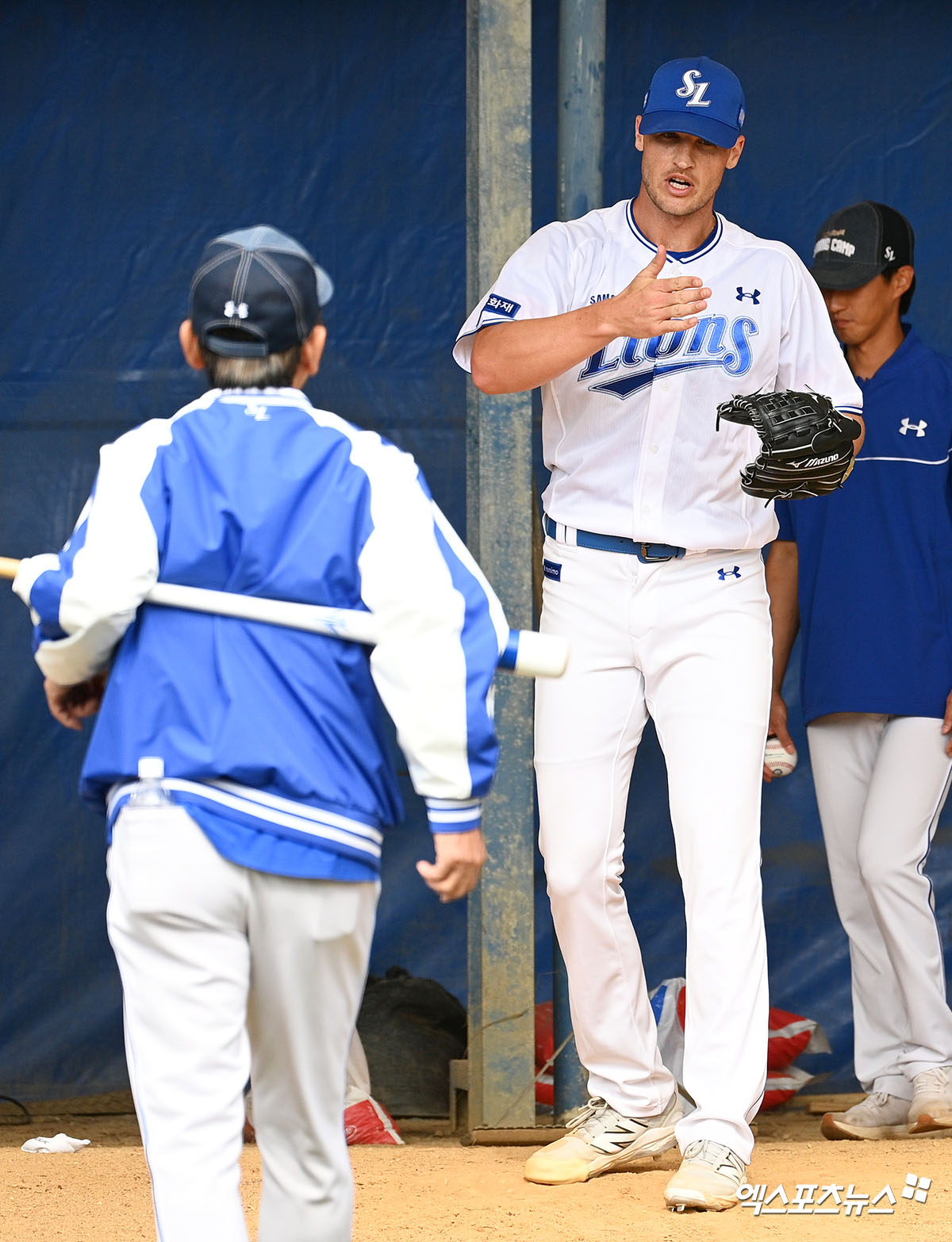 삼성 라이온즈가 외국인 투수 맷 매닝을 교체하기로 했다. 매닝은 지난 24일 연습경기 등판을 마친 뒤 팔꿈치 통증을 느꼈고, 한국에서 병원 검진을 받은 결과 팔꿈치 인대 손상이 발견됐다. 일본 오키나와에 머무르던 이종열 삼성 단장은 대체 외국인 선수 영입을 위해 급히 귀국했다. 엑스포츠뉴스 DB