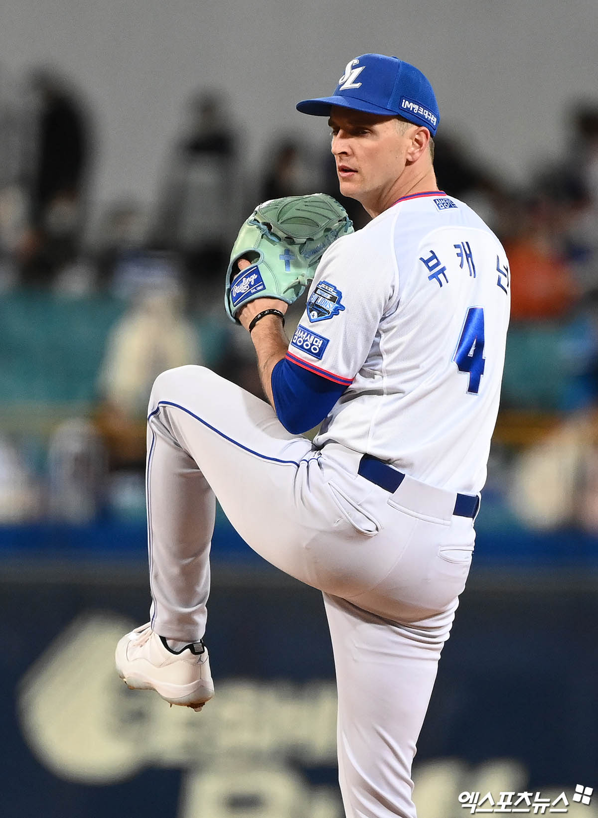 9일 오후 대구삼성라이온즈파크에서 열린 '2021 신한은행 SOL KBO리그' 포스트시즌 두산 베어스와 삼성 라이온즈의 플레이오프 1차전 경기, 1회초 삼성 선발투수 뷰캐넌이 역투하고 있다. 엑스포츠뉴스 DB