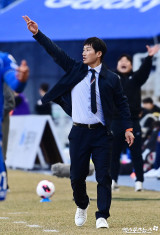 이정효 감독 '이쪽으로'[포토]