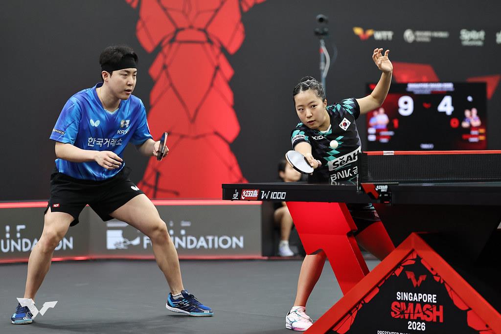 한국 여자 탁구 에이스 신유빈이 2026 월드테이블테니스(WTT) 싱가포르 스매시 복식 종목에서 모두 아쉬운 준우승으로 대회를 마쳤다. 신유빈은 28일 싱가포르에서 열린 대회 여자복식 결승에서 나가사키 미유(일본)와 한일 듀오를 이뤘으나, 일본의 하리모토 미와-하야타 히나 조에 게임 점수 0-3으로 패했다. 이로써 신유빈은 세계랭킹 1위 콤비인 임종훈(한국거래소)과 혼합복식 우승을 놓친 데 이어 여자복식도 아쉬운 준우승에 그쳤다. 여자단식에선 세계 2위 왕만위를 16강에서 만나 분전했으나 1-3으로 역전패했다. WTT