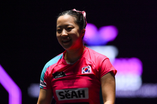 한국 여자 탁구 에이스 신유빈이 2026 월드테이블테니스(WTT) 싱가포르 스매시 복식 종목에서 모두 아쉬운 준우승으로 대회를 마쳤다. 신유빈은 28일 싱가포르에서 열린 대회 여자복식 결승에서 나가사키 미유(일본)와 한일 듀오를 이뤘으나, 일본의 하리모토 미와-하야타 히나 조에 게임 점수 0-3으로 패했다. 이로써 신유빈은 세계랭킹 1위 콤비인 임종훈(한국거래소)과 혼합복식 우승을 놓친 데 이어 여자복식도 아쉬운 준우승에 그쳤다. 여자단식에선 세계 2위 왕만위를 16강에서 만나 분전했으나 1-3으로 역전패했다. 연합뉴스