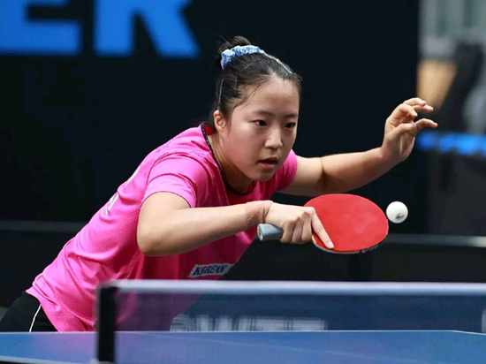 한국 여자 탁구 에이스 신유빈이 2026 월드테이블테니스(WTT) 싱가포르 스매시 복식 종목에서 모두 아쉬운 준우승으로 대회를 마쳤다. 신유빈은 28일 싱가포르에서 열린 대회 여자복식 결승에서 나가사키 미유(일본)와 한일 듀오를 이뤘으나, 일본의 하리모토 미와-하야타 히나 조에 게임 점수 0-3으로 패했다. 이로써 신유빈은 세계랭킹 1위 콤비인 임종훈(한국거래소)과 혼합복식 우승을 놓친 데 이어 여자복식도 아쉬운 준우승에 그쳤다. 여자단식에선 세계 2위 왕만위를 16강에서 만나 분전했으나 1-3으로 역전패했다. 연합뉴스