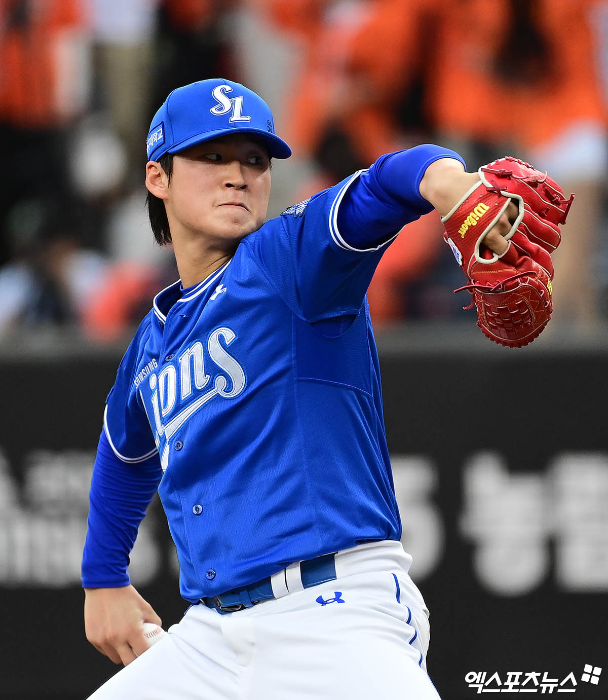 삼성 라이온즈 우완투수 이호성이 수술대에 오른다. 스프링캠프에서 투구 훈련 도중 오른쪽 팔꿈치에 통증을 느낀 이호성은 최근 국내 병원 4곳에서 MRI 검진을 받았다. 검진 결과 오른쪽 팔꿈치 내측인대 수술이 필요하다는 소견을 받았다. 지난달 22일 마지막 투구 이후 통증의 정도가 심해졌다는 게 구단의 설명이다. 엑스포츠뉴스 DB