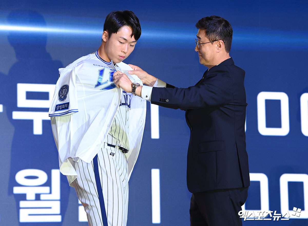 삼성 라이온즈 신인 투수 이호범이 부상으로 이탈했다. 삼성 구단에 따르면 이호범은 오른쪽 팔꿈치 통증을 느꼈고, MRI 검진에서 염증 소견을 받았다. 2~3주 휴식을 취한 뒤 기술 훈련을 소화할 예정이다. 엑스포츠뉴스 DB