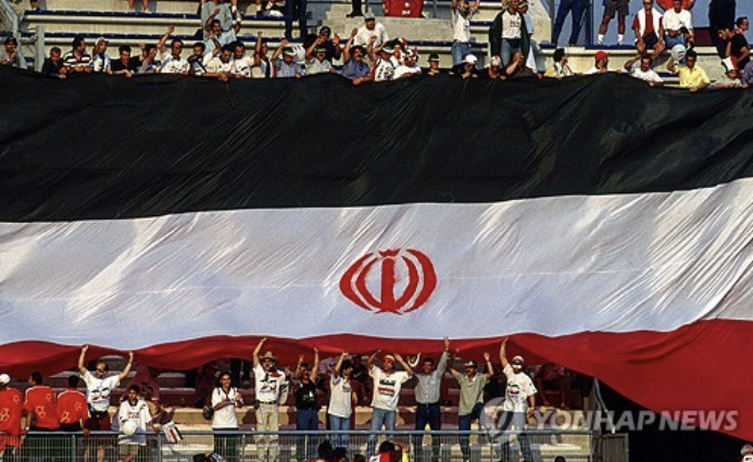 이란에 대한 미국과 이스라엘의 합동 공습 24시간이 되지 않아 이란 최고지도자 아야톨라 세예드 알리 하메네이가 사망한 가운데, 스포츠계도 혼란을 겪고 있다. 특히 오는 6월 캐나다와 미국, 멕시코가 공동개최하는 2026 국제축구연맹(FIFA) 월드컵에 이란이 참가 예정이어서 시선이 쏠리는 중이다. 이란은 불참할 가능성을 알리고 있다. 1일 스페인 유력 매체 마르카에 따르면, 메흐디 타즈 이란축구협회 회장은 이란 국영 방송을 통해 '미국의 공격으로 인해 월드컵 참가를 기대하긴 어려울 것 같다. 최종 결정은 대회 관계자들이 내려야 한다'고 밝혔다. 연합뉴스