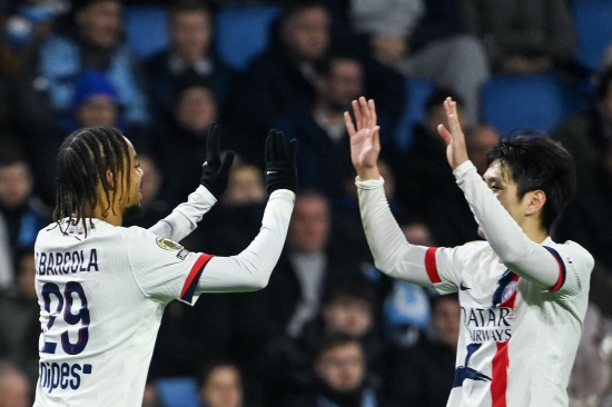 이강인이 시즌 4호 도움을 올리며 자신의 건재를 알렸다. PSG는 1일 프랑스 르 아브르의 스타드 오세안에서 열린 르 아브르와의 2025-2026 리그1 24라운드 원정 경기에서 전반 37분 프랑스 국가대표 출신 윙어 브래들리 바르콜라의 득점을 끝까지 지켜 1-0으로 이겼다. 이날 바르콜라의 득점은 이강인이 도왔다. 최근 2경기 연속 선발 출전하면서 둘쭉날쭉한 출전 기회 속 공격포인트 쌓기에 안간힘을 쓰고 있는 이강인은 이날 어시스틀 하면서 루이스 엔리케 감독에게 존재감을 드러냈다. 2연승을 달리며 승점 57이 된 PSG는 2위 랑스(승점 53)와 승점 차를 4로 벌렸다. 연합뉴스