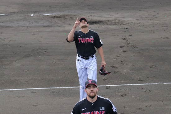 LG 트윈스 외국인 투수 요니 치리노스가 1일 일본 오키나와 구시가와 야구장에서 열린 KT 위즈와 연습경기에 선발 등판해 3이닝(35구) 1피안타 무사사구 2탈삼진 무실점을 기록했다. LG 트윈스