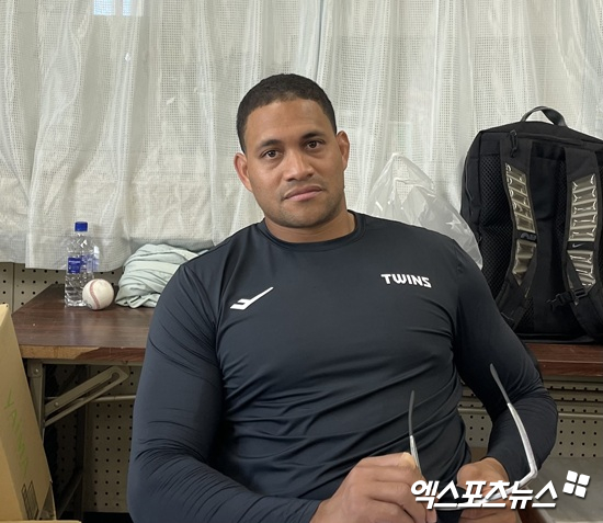 LG 트윈스 외국인 투수 요니 치리노스가 1일 일본 오키나와 구시가와 야구장에서 열린 KT 위즈와 연습경기 선발 등판 이후 취재진과 인터뷰에 응하고 있다. 일본 오키나와, 김유민 기자