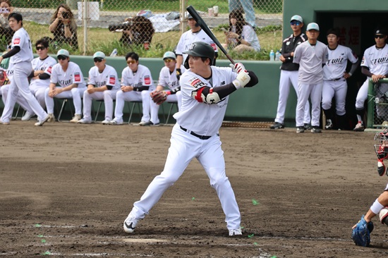 지난 비시즌 LG 트윈스에서 KT 위즈로 이적한 김현수가 1일 일본 오키나와 구시가와 야구장에서 열린 친정팀과의 연습경기에서 타석에 임하고 있다. KT 위즈