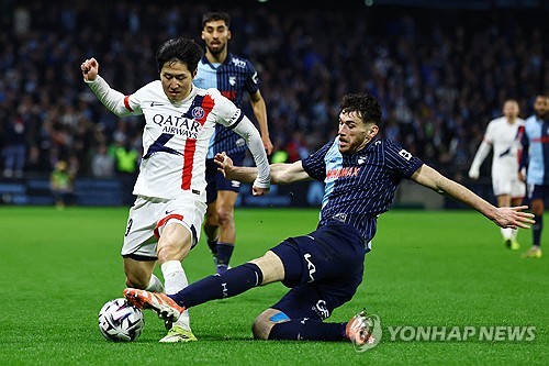 파리 생제르맹(PSG) 이강인이 답답했던 팀의 꽉 막힌 공격의 혈을 뚫는 마법 같은 패스로 승점 3점을 선물하며 PSG의 보물이라는 평가를 받았다. PSG는 1일(한국시간) 프랑스 르아브르의 스타드 오세안에서 열린 2025-2026시즌 프랑스 리그1 24라운드 원정 경기에서 르아브르를 1-0으로 꺾고 귀중한 승리를 챙겼다. 이강인은 르아브르의 질식 수비 속에서도 빛났다. 다가오는 유럽축구연맹(UEFA) 챔피언스리그 16강 첼시전을 앞두고 루이스 엔리케 감독의 눈도장을 확실하게 찍은 영양가 만점의 활약이었다. 연합뉴스