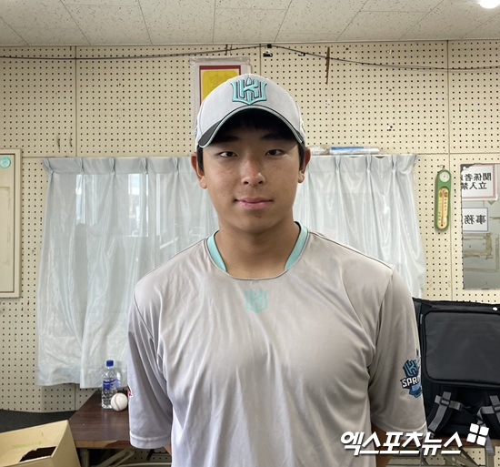 KT 위즈 신인 내야수 이강민이 1일 일본 오키나와 구시가와 야구장에서 열린 LG 트윈스와 연습경기 후 취재진과 인터뷰에 응하고 있다. 일본 오키나와, 김유민 기자