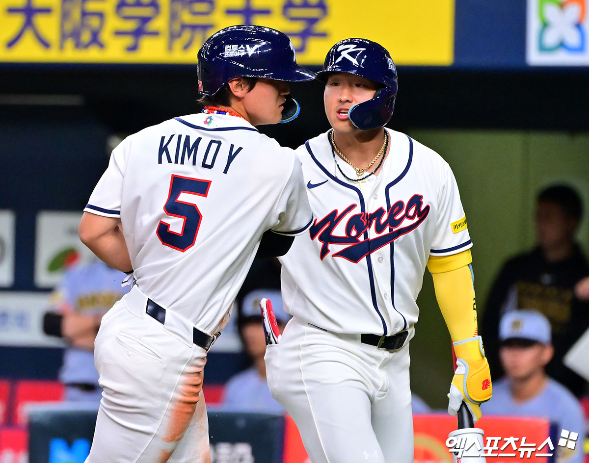 2일 오후 일본 오사카 교세라돔에서 열린 대한민국과 한신 타이거즈의 평가전 경기, 1회초 2사 1,2루 대한민국 김도영이 문보경의 1타점 적시타때 득점에 성공하고 있다. 오사카, 김한준 기자