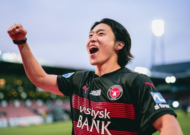 조규성(미트윌란)이 다행히 우려했던 부상 악몽은 피했다. 하지만 골 침묵이 길어지면서 경기력 부진이라는 또 다른 장애물을 마주했다. 조규성은 불과 일주일 전인 지난달 23일 실케보르와의 경기에서 교체 투입 16분 만에 무릎 통증으로 재교체되는 불운을 겪으며 우려를 자아냈다. 다행히 단순 타박상에 그치며 훌훌 털고 돌아와 곧바로 선발 명단에 이름을 올렸다. 그러나 그라운드로 돌아온 조규성의 활약은 기대에 미치지 못했다. SNS