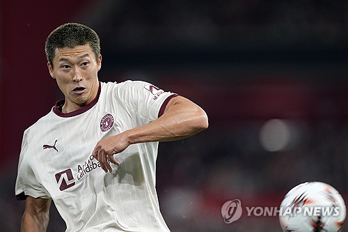 조규성(미트윌란)이 다행히 우려했던 부상 악몽은 피했다. 하지만 골 침묵이 길어지면서 경기력 부진이라는 또 다른 장애물을 마주했다. 조규성은 불과 일주일 전인 지난달 23일 실케보르와의 경기에서 교체 투입 16분 만에 무릎 통증으로 재교체되는 불운을 겪으며 우려를 자아냈다. 다행히 단순 타박상에 그치며 훌훌 털고 돌아와 곧바로 선발 명단에 이름을 올렸다. 그러나 그라운드로 돌아온 조규성의 활약은 기대에 미치지 못했다. 연합뉴스