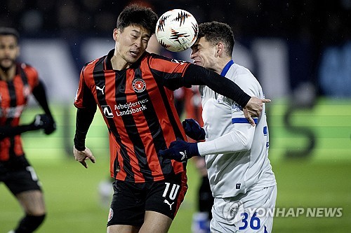 조규성(미트윌란)이 다행히 우려했던 부상 악몽은 피했다. 하지만 골 침묵이 길어지면서 경기력 부진이라는 또 다른 장애물을 마주했다. 조규성은 불과 일주일 전인 지난달 23일 실케보르와의 경기에서 교체 투입 16분 만에 무릎 통증으로 재교체되는 불운을 겪으며 우려를 자아냈다. 다행히 단순 타박상에 그치며 훌훌 털고 돌아와 곧바로 선발 명단에 이름을 올렸다. 그러나 그라운드로 돌아온 조규성의 활약은 기대에 미치지 못했다. 연합뉴스